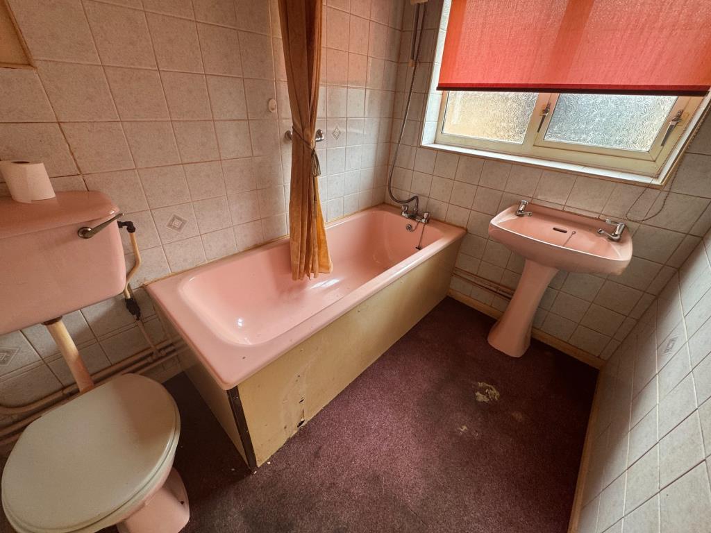 Lot: 132 - SEMI-DETACHED THREE-BEDROOM BUNGALOW FOR REFURBISHMENT WITH GARAGE - Bathroom
